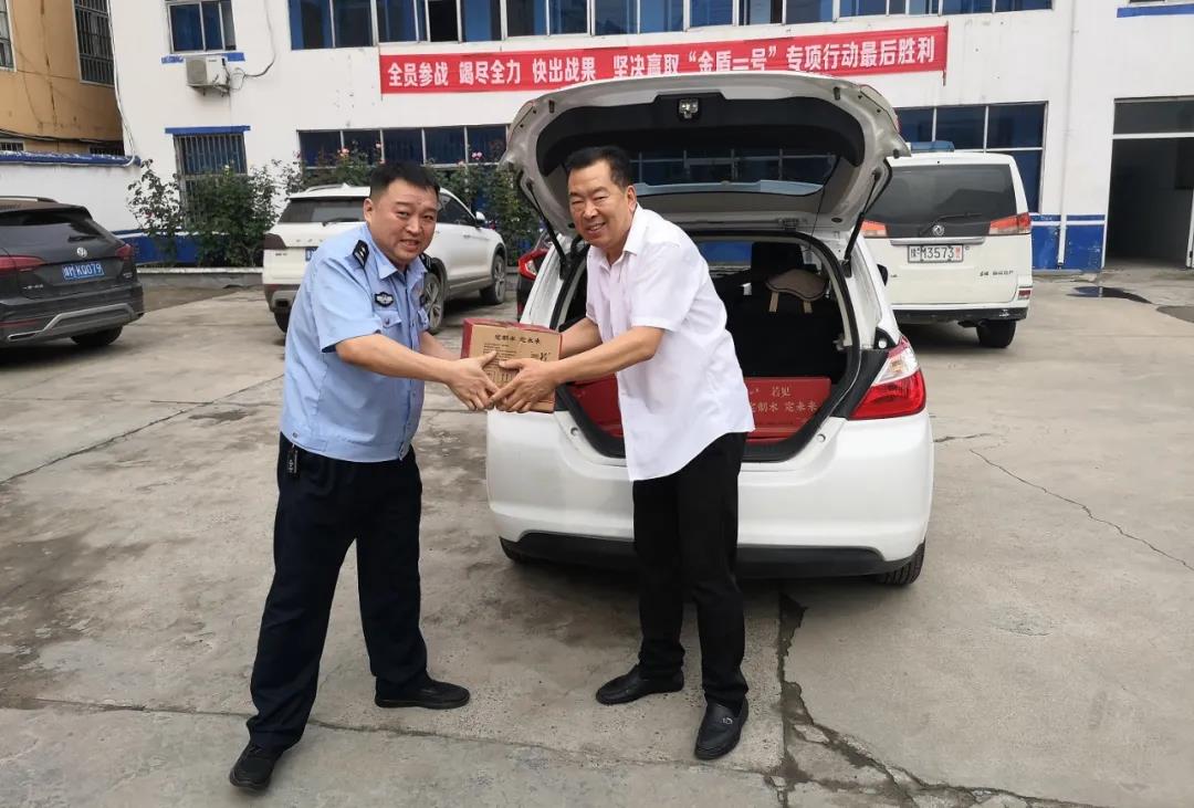 警民一家親，河南三味奇向轄區民警捐贈物資。