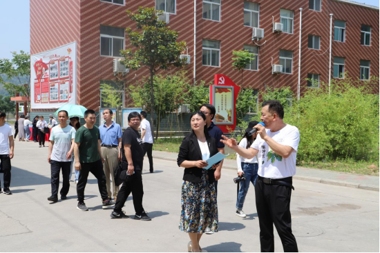 湖濱區人大副主任、區總工會(huì )主席王冠松一行蒞臨河南三味奇觀(guān)摩交流基層工會(huì )建設