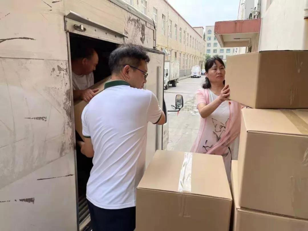 情系災區，奉獻愛(ài)心--三味奇第四批捐助物資裝車(chē)出發(fā)！